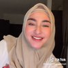 10 Potret Margin Wieheerm Pakai Hijab Saat Umrah di Tanah Suci, Wajah Arab dan Hidung Mancungnya Bikin Salfok!