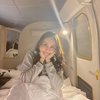 Deretan Potret Momo Geisha Bangun Tidur di Pesawat First Class, Vibe-nya Mewah Banget