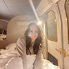 Deretan Potret Momo Geisha Bangun Tidur di Pesawat First Class, Vibe-nya Mewah Banget