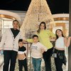 Potret Liburan  Akhir Tahun Keluarga Nia Ramadhani ke Amerika Serikat, Asyik Main Salju Bareng Anak-Anak