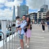 Potret Keluarga Andhika Pratama Jalan-Jalan di Sydney, Paras Awet Muda Ussy Sulistiawaty Curi Perhatian!
