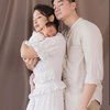 Ini Pemotretan Terbaru Keluarga Chef Arnold Full Tim sama Baby Timo, Body Langsing Istrinya Usai 3 Minggu Lahiran Bikin Salfok