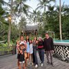 9 Potret Luna Maya Bareng Keluarga Bulenya di Bali yang Jarang Tersorot, Asyik Liburan ke Pantai