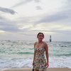 Deretan Potret Selvi Kitty Liburan ke Pantai Sengigi, Tampil Ramping dengan Sundress Cantik