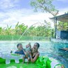 Potret Jessica Iskandar dan Keluarga Berenang di Kolam Renang Rumah Baru, Besar dan Mewah Dikelilingi Pemandangan Sawah