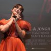8 Potret Mawar Eva de Jongh di Gala Premiere Puisi Cinta Yang Membunuh, Tampil Elegan dengan Dress Oranye