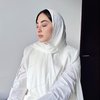 Deretan Potret Margin Wieheerm Istri Ali Syakieb Tampil Berhijab Usai Umrah, Warganet Doakan Istiqamah