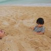 Potret Ameena Asyik Main di Pantai, Wajah Tanpa Ekspresi saat Dikubur di Pasir Kelewat Gemesin!