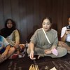 10 Potret Keluarga RANS Jajan di Pinggir Jalan, Rafathar yang Gak Tahu Lontong Bikin Nagita Slavina Kaget