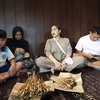 10 Potret Keluarga RANS Jajan di Pinggir Jalan, Rafathar yang Gak Tahu Lontong Bikin Nagita Slavina Kaget