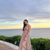 10 Potret Lyodra Ginting Nikmati Sunset saat Liburan ke Bali, Tampil Pakai Dress dengan Belahan Kaki Tinggi