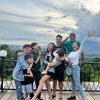 Deretan Potret Keluarga Besar Sylvia Fully dan Kevin Andrean Kumpul Bareng, Penuh Senyum Nikmati Pemandangan Indah