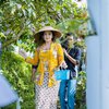 Deretan Pesona Nafa Urbach Blusukan ke Kebun Strawberry, Tampil Cantik Pakai Kebaya Kuning