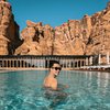 11 Potret Vidi Aldiano dan Sheila Dara Liburan di Arab Saudi, Berenang dan Bersepeda Dikelilingi View Cantik