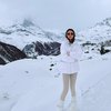 10 Potret Alyssa Daguise Nikmati Dinginnya Salju di Switzerland, Outfitnya Selalu Kece