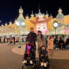 10 Potret Liburan Keluarga Sandra Dewi ke Disneyland Jepang, Paras Ganteng Suaminya Bikin Netizen Salfok