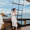 Deretan Pesona Ghea Youbi saat Liburan Naik Kapal Pinisi, Cantik dengan Sundress Putih