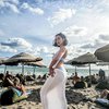7 Potret Jessica Iskandar Ajak Dua Anaknya Main ke Pantai, Akui Heran Kuat Hadapi Banyak Cobaan