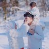 10 Potret Maternity Kehamilan ke-2 Dinda Hauw, Tampil Mencolok Kenakan Gaun Merah di Tengah Hamparan Salju