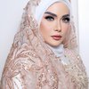 8 Potret Krisdayanti Pakai Hijab saat Manggung, Bikin Pangling Sampai Dibilang Mirip Sama Aurel