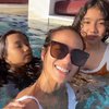 10 Potret Sheila Marcia Berenang di Kolam Busa Bareng Anak, Tampil Memesona Pakai Swimsuit Putih Pamer Body Goals