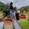 10 Momen Gala Sky Jenguk Vanessa Angel dan Bibi Ardiansyah di Makam, Bikin Mewek saat Tawarkan Jajanan ke Mami Papinya