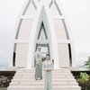 Tiba-tiba Sah, Ini 10 Potret Pernikahan Mikha Tambayong dan Deva Mahenra