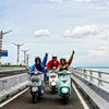 10 Potret Wika Salim Motoran di Bali, Kenakan Sweater Setengah Kepotong Bikin Kulitnya Hampir Gosong!