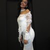 10 Potret Cantik Eva Celia dengan Dress Sobek-sobek ala Mumi, Unik Banget!