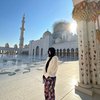 7 Potret Jennie BLACKPINK Kunjungi Masjid, Tampil Tertutup dan Kenakan Kerudung Menjuntai