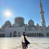 7 Potret Jennie BLACKPINK Kunjungi Masjid, Tampil Tertutup dan Kenakan Kerudung Menjuntai