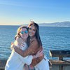10 Potret Cinta Laura Asyik Liburan di Pantai California, Pamer Perut ABS Mesra Bareng Arya Vasco