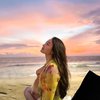 Visualnya Bak Bidadari, Ini Potret Cantik Natasha Wilona saat Liburan di Bali Pakai Crop Top sampai Baju Transparan