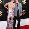 Deretan Potret Harry Styles di Acara Grammy Awards 2023, Tampil Nyentrik Kenakan Overall Blink-Blink Penuh Warna