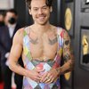 Deretan Potret Harry Styles di Acara Grammy Awards 2023, Tampil Nyentrik Kenakan Overall Blink-Blink Penuh Warna
