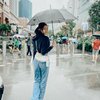 9 Potret Anya Geraldine Asyik Jalan-jalan di Singapura, Tampil Kasual Pamer Perut Rata Berkacamata