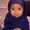 Kini Berusia 1 Tahun, Ini 10 Potret Terbaru Baby Alusha Anak Aldi Taher yang Mulai Diajarkan Pakai Hijab dari Kecil