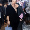 Deretan Outfit Kontroversi Olla Ramlan yang Panen Hujatan dari Netizen, Lepas Hijab sampai Pakai Baju Transparan