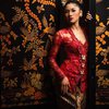 10 OOTD Erina Gudono Kenakan Kebaya, Cantiknya Anggun Khas Indonesia Banget!