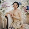 10 OOTD Erina Gudono Kenakan Kebaya, Cantiknya Anggun Khas Indonesia Banget!