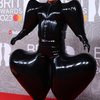 Tampil Tak Biasa dalam Balutan Jumpsuit Lateks, Penampilan Sam Smith di BRIT Awards 2023 Sukses Curi Perhatian