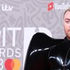 Tampil Tak Biasa dalam Balutan Jumpsuit Lateks, Penampilan Sam Smith di BRIT Awards 2023 Sukses Curi Perhatian