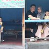 Deretan Potret Keluarga Irwansyah dan Zaskia Sungkar Kulineran di Warung Soto Pinggir Jalan, Baby Ukkasya Lahap Banget