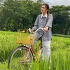 Potret Nafa Urbach Asyik Main di Sawah Sambil Sepedahan, Auranya Bak Anak Gadis