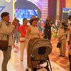 Potret Nikita Willy Hadir di Ulang Tahun Ameena, Tampil dengan Tank Top dan Topi Koboi Sambil Dorong Troli Baby Issa