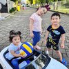 10 Potret Gemoy Guzel Anak Ali Syakieb Main di Taman dengan Rambut Kuncir Dua, Lengket dan Akrab dengan Sepupu 