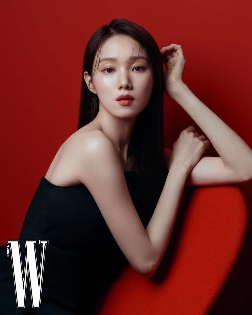 10 Potret Terbaru Lee Sung Kyung untuk Majalah W Korea, Pesonanya  Tuai Decak Kagum