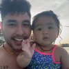 Deretan Potret Krisjiana Momong Anak di Kolam Renang, Ekspresi Baby Xarena Gemes Banget!