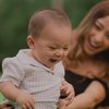 7 Potret Terbaru Baby Izz yang akan Berusia 1 Tahun, Semakin Menggemaskan