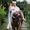 Intip 10 Potret Prewedding Laura Theux dan Indra Brotolaras yang Menggunakan Tema Adat Bali! Syahdu Banget